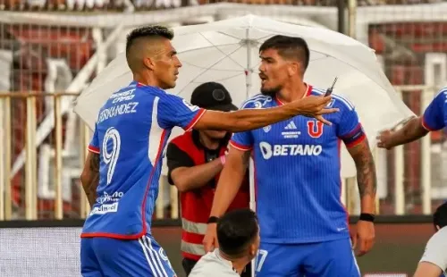 Fernández muestra la cortaplumas que cayó en el estadio (Foto: Guille Salazar)