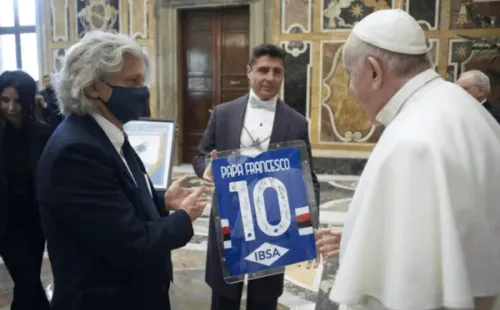 Sampdoria le envió una camiseta a Francisco.