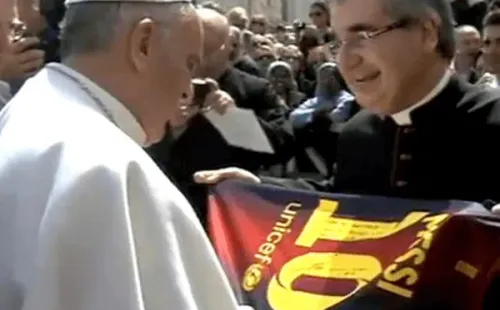 Messi le hizo llegar una camiseta a Francisco I.