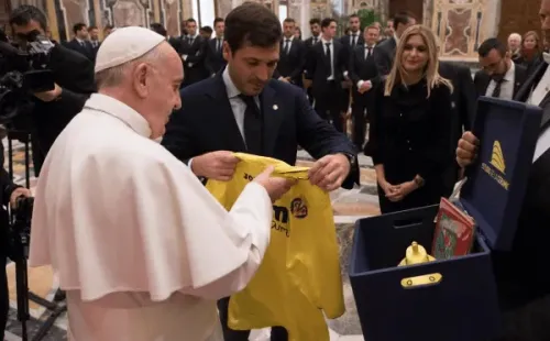 Villareal igual se mete en la colección del Papa Francisco.