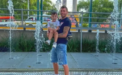 Raúl Olivares junto a su hijo Máximo (Foto: Instagram)