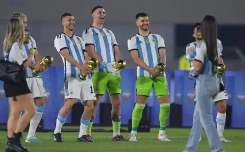 Argentina acompaña a Dibu en el polémico gesto. (Getty Images)