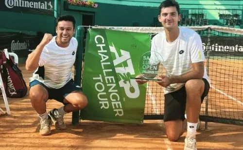 Tomás Barrios celebra junto a su coach JP Ramírez.