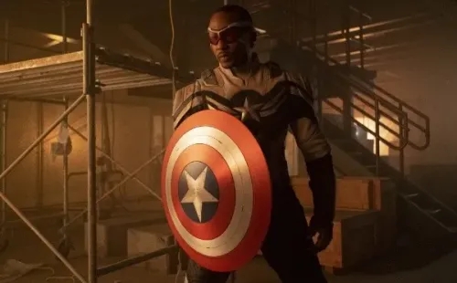 Mackie es el nuevo Captain America del UCM.