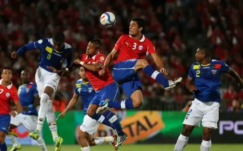 Lobo del Aire más alto que todos para rechazar. Foto: Photosport.