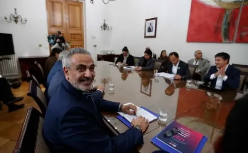 Milad se mostró sonriente en reunión con Jaime Pizarro y otros miembros del Gobierno. | Foto: Comunicaciones ANFP