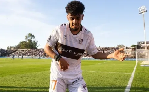 Ronaldo Iván celebra con bailecito el triunfo de Platense (Foto: Platense)