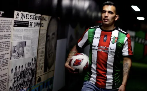 Joe Abrigo ya es oficialmente jugador de Palestino. Foto: Comunicaciones Palestino.