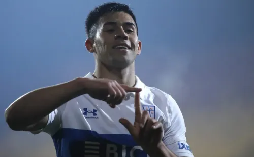 Alexander Aravena fue una de las figuras de Universidad Católica y anotó el segundo tanto, tras un muy buen pase del Cimbi Cuevas | Photosport.