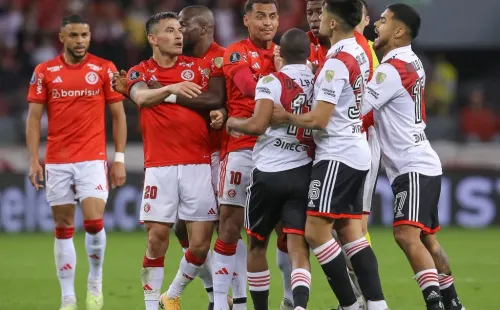 Charles Aránguiz tuvo un encontrón con los jugadores de River Plate. Paulo Díaz y Pablo Solari incluidos. Foto: Getty Images.