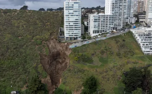 Vina del Mar, 23 de agosto de 2023
Deslizamiento de duna por el sistema frontal afecta a edificio Kandinsky ubicado en el sector dunas de Cochoa, provocando la evacuación preventiva de sus habitantes.
Jose Veas/Aton Chile