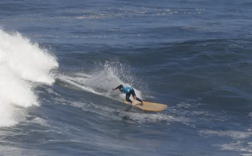 Rafael Cortés se clasificó a la final del Longboard en Santiago 2023. Foto: Photosport