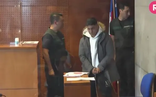 Jordhy Thompson ingresa esposado al Centro de Justicia por violencia de género.