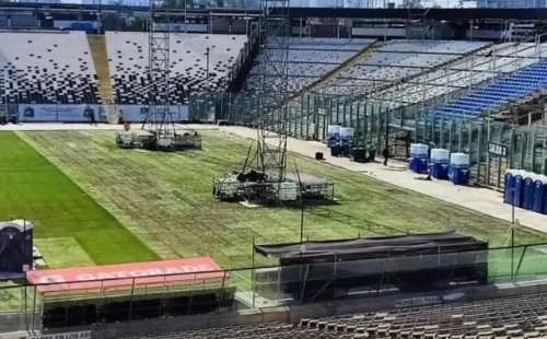 El césped del Estadio Monumental de Colo Colo quedó bastante a maltraer tras los conciertos de Roger Waters. Y  eso que todavía falta que este jueves toque The Cure en el recinto. | Foto: Captura.