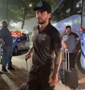 Nathan com a delegação do Grêmio | Foto: Reprodução/Grêmio