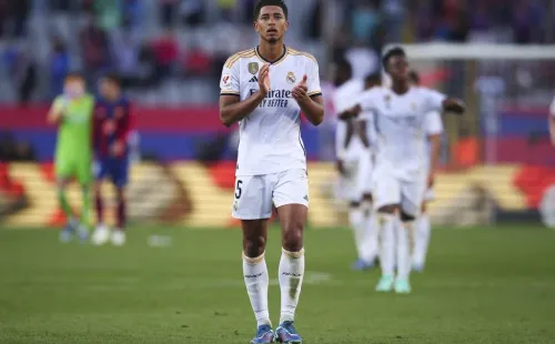 Jude Bellingham ao marcar contra o Barcelona. (Photo by Eric Alonso/Getty Images)