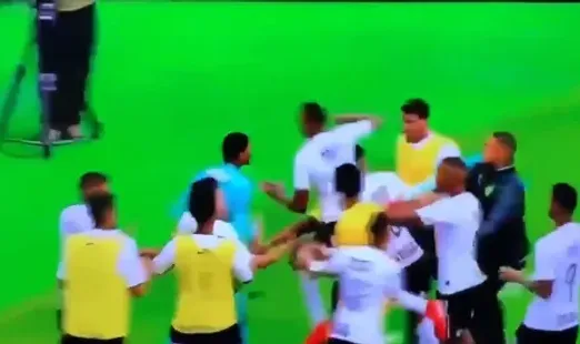 Torcida do Corinthians resgata vídeo em que Raul Gustavo acerta um soco em Hugo, goleiro do Flamengo, em partida ainda pelas categorias de base em 2019 | Foto: Reprodução/band