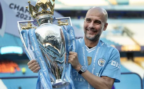 Pep Guardiola com a taça da Premier League. Foto: IMAGO / Visionhaus.