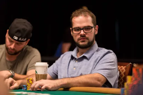 Você largaria? Matt Stout folda straight flush em pote insano na WSOP