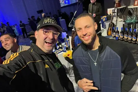 Stephen Curry volta a brilhar em evento do Warriors, que arrecada US$ 2,3 milhões