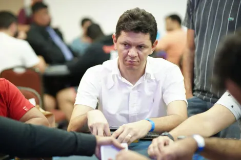 Fernando Macarrão puxa a fila do Dia 1A do Main Event do NPS Pixbet Recife