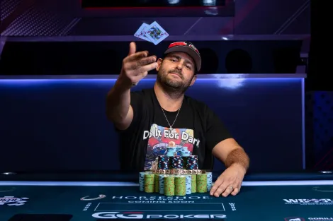 Dash Dudley conquista o Evento #62 da WSOP e cumpre promessa