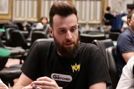 Dan Almeida acerta flop dos sonhos em all in triplo em mesa semifinal na WSOP