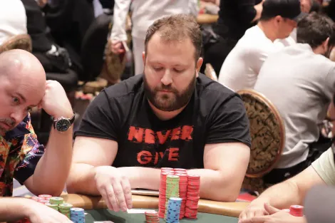 Rodrigo Semeghini presencia showdown bizarro em pote gigante no Main Event da WSOP