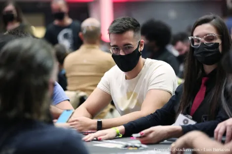 Dalton Hobold sobe ao pódio do Titans Event no PokerStars