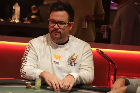 Caio Almeida cai na mesa final do 5K Freezeout NLHE da WSOP