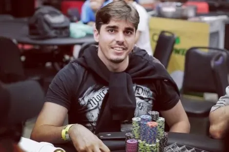 Renan Meneguetti crava o Friday Night Fight HR em pódio totalmente brasileiro