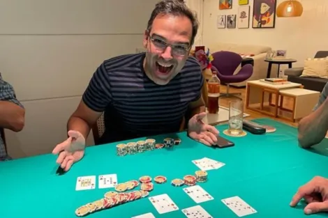 Apresentador do BBB revela paixão pelo poker e vence home game