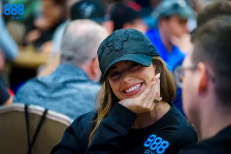 Samantha Abernathy ressalta compromisso e compostura para vencer no poker; assista