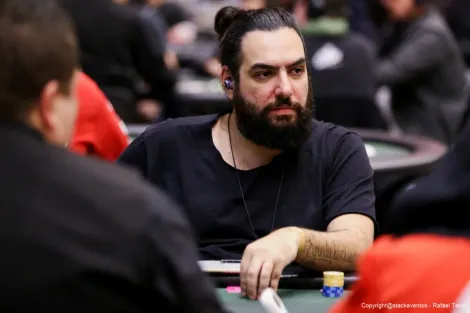 Elias Neto acerta river milagroso no Main Event do Estrellas Poker Tour