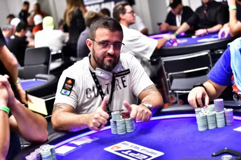 André Akkari cai em coin flip na mesa final do High Roller do Estrellas Poker Tour