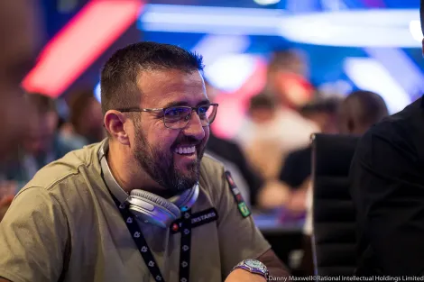 André Akkari é salvo por dealer e leva meio pote no EPT Barcelona: "Ficando velho"