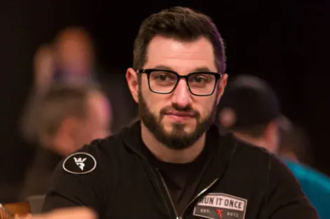 Dealer encara Phil Galfond em mesa de PLO high stakes e sai no lucro; entenda