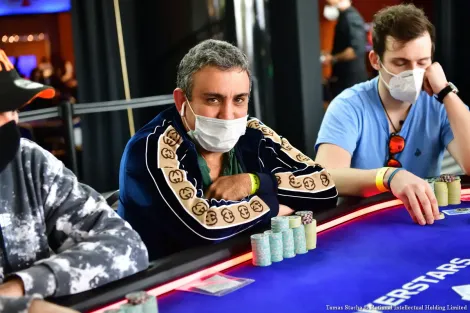 Marcelo Mesqueu passa em segundo para o Dia 3 do Main Event do EPT Barcelona