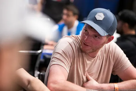 Nick Petrangelo puxa a fila dos cinco finalistas no Super High Roller Bowl VII