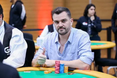 Rafael Caiaffa avança como chip leader no Dia 1 do Super High Roller da WSOP Brazil