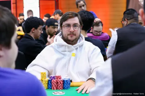 Pedro Madeira puxa fila dos sobreviventes no Dia 2 do Main Event da WSOP Brazil