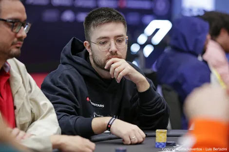 arT economiza fichas com nut flush no Main Event do BSOP Millions