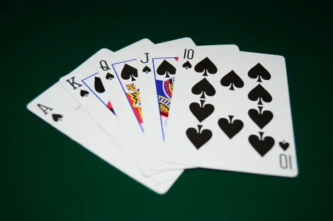 Royal Flush no board choca durante Eureka Main Event no EPT Praga