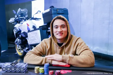 Dante Goya cai em all in triplo na mesa semifinal do Main Event da WSOPC Series