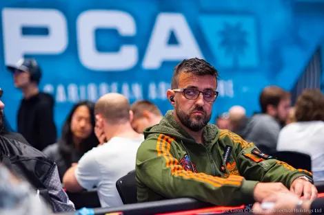 André Akkari lidera brasileiros no Dia 1A do Main Event do PCA