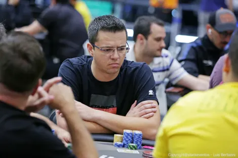 Luis Dorneles puxa fila dos brasileiros para o Dia 2 do Evento #9 da WSOPC Spring