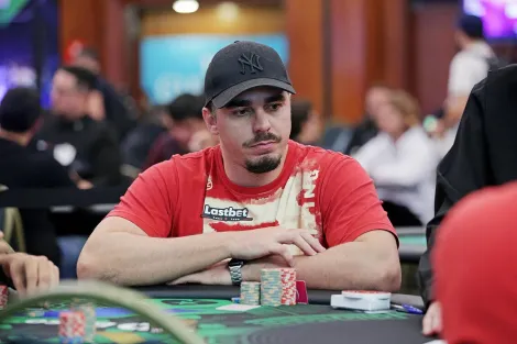 Dominado, Renan Meneguetti encontra dobra na mesa final do BSOP SP