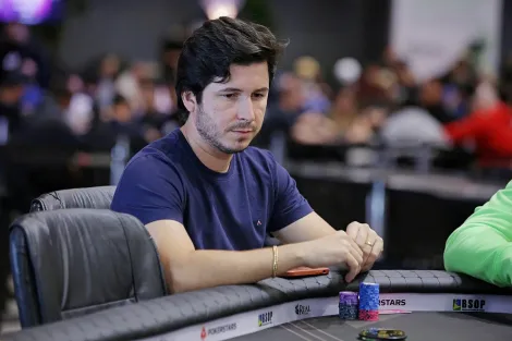 Dennys Ramos avança como chip leader no Evento #8-High do SCOOP