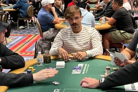 Yuri Martins se classifica para o Dia 2 do Evento #05 da WSOP