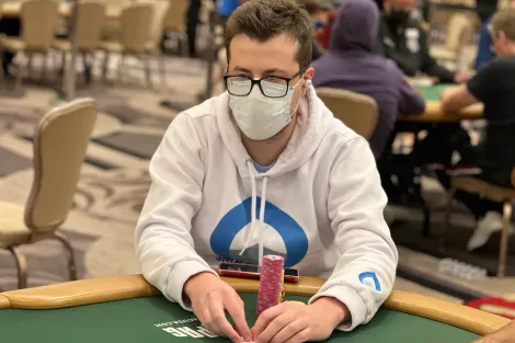 Gabriel Schroeder lidera brasileiros rumo ao Dia 2 do Evento #15 da WSOP